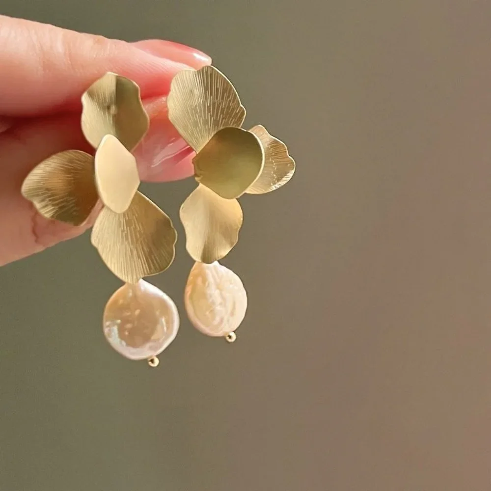 Irregular Retro Metal Petal Pearl Pendant Earrings - Picture 3 of 6